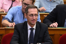 Megnehezítheti a 2026-os választás előtt a kormány dolgát az újraszabott uniós kényszerzubbony