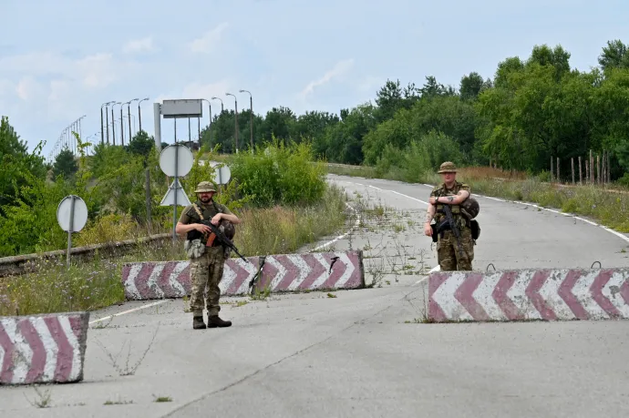 Ukrán határőrök a csernyihivi régióban – Fotó: Sergei Supinsky / AFP