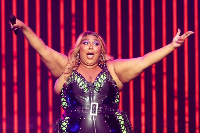 Szexuális zaklatással és testszégyenítéssel vádolja három volt táncosa Lizzót és csapatát