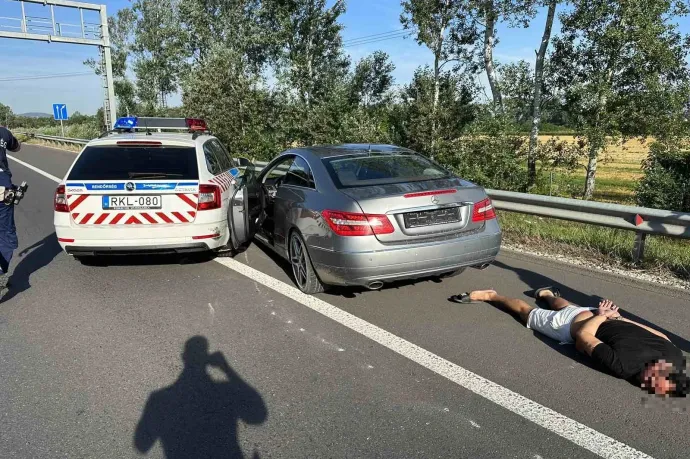 Az M2-esen menekülő mercist üldöző rendőrben dolgozott az adrenalin, de tudta, higgadtnak kell maradnia