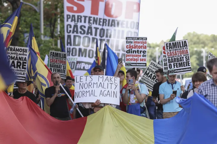A Noua Dreapta szélsőjobboldali szervezet ellentüntetése a Pride napján, Bukarestben – Fotó: Sabin Cirstoveanu / Inquam Photos