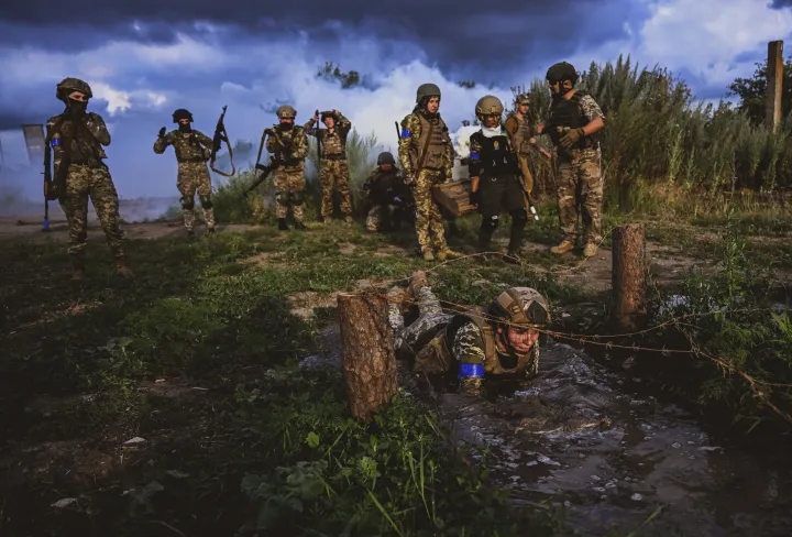 Az ukrán hadsereg 128. Kárpáti Hegyi Támadó Brigádjának női tagjai gyakorlatoznak Zaporizzsjában 2023. július 15-én. A dandárnak több mint hatvanezer nő, köztük katonai sajtósok, egészségügyi szakemberek és pszichológusok is tagjai – Fotó: Ercin Erturk / Anadolu Agency / Getty Images