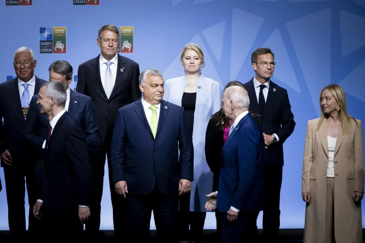 Orbán Viktor miniszterelnök és Joe Biden amerikai elnök a NATO csúcstalálkozóján Vilniusban 2023. július 11-én – Fotó: Fischer Zoltán / Miniszterelnöki Sajtóiroda / MTI