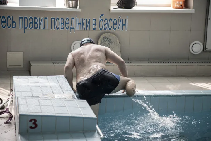 A háborús sebesült Jaroszlav száll ki a medencéből az úszóedzés után 2023. május 3-án. A 43 éves férfi a sebesült katonák fizikai rehabilitációs programjában veszt részt a nyugat-ukrajnai Lvivben – Fotó: Narciso Contreras / Anadolu Agency / AFP