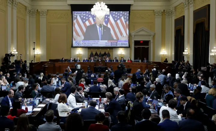 Az amerikai képviselőház január 6-i, az amerikai Capitolium elleni támadást kivizsgáló bizottsága lejátszik egy videót 2022. október 13-án, amelyen Donald Trump kijelenti, hogy ő nyerte az elnökválasztást a 2020-as választások éjszakáján a Fehér Házban tett megjegyzései során – Fotó: Jonathan Ernst-Pool / Getty Images / AFP