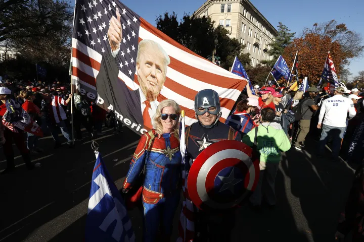 Trump-párti tüntetők táblákkal és zászlókkal vonulnak a város különböző pontjairól a Legfelsőbb Bíróság felé Washingtonban 2020. november 14-én, hogy támogatásukat fejezzék ki Donald Trump mellett, tagadják Joe Biden megválasztott elnök győzelmét, és követeljék a szavazatok tisztességesebbnek vélt összeszámolását – Fotó: John Lamparski / NurPhoto / AFP