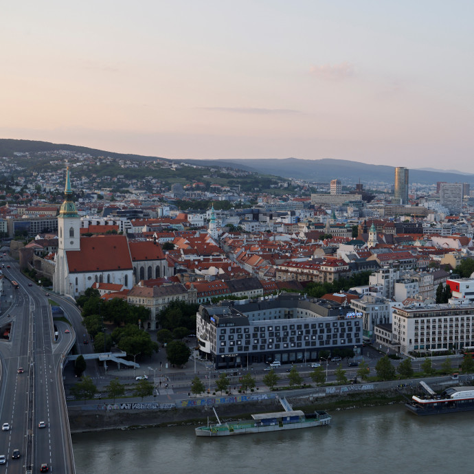 Míg a magyar lakáspiac csak lassul, a szlovák mély válság jeleit mutatja