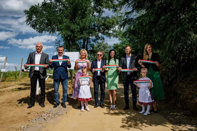 Összesen heten, köztük Gulyás Gergely és Koncz Zsófia adtak át egy alig több mint két méter széles dűlőutat