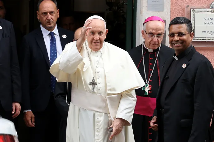Ferenc pápa szexuális visszaélések áldozataival találkozott Portugáliában, négyszemközt