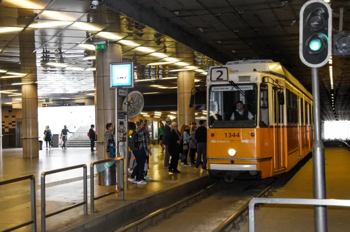 Nem fékezett le a 2-es villamos a Fővám térnél, halálra gázolt egy idős nőt