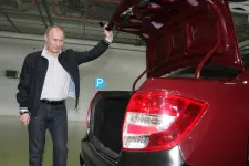 Putyin szerint minden orosz tisztségviselőnek orosz autót kellene vezetnie