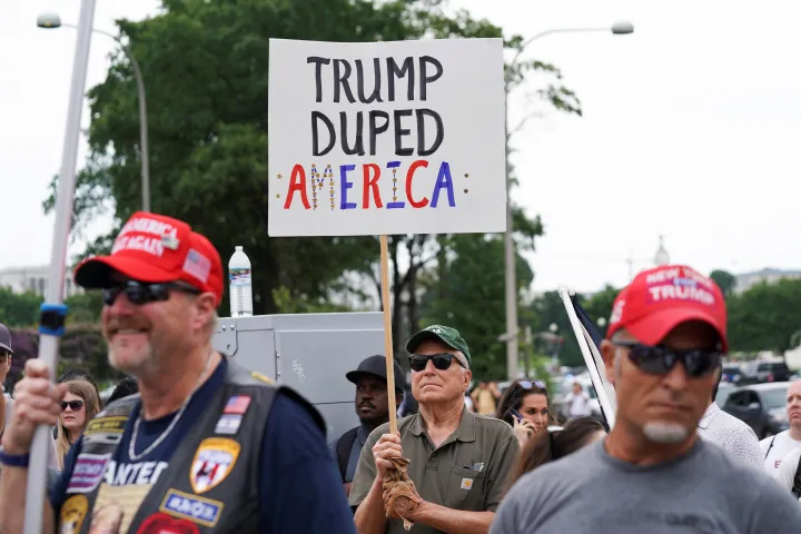 Trumpot szimpatizánsok és ellentüntetők is várták a bíróság épületénél – Fotó: Sarah Silbiger / Reuters