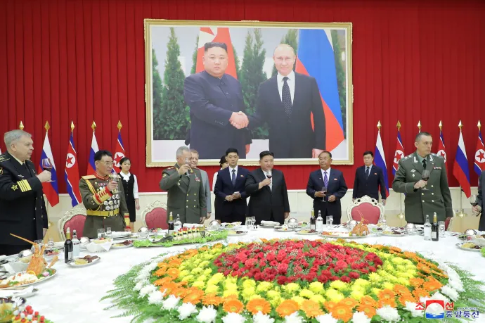 A Szergej Sojgu vezette orosz delegáció Kim Dzsongunnal a koreai háborút lezáró tűzszünet 70. évfordulója alkalmából tartott fogadáson az észak-koreai fővárosban 2023. július 27-én – Fotó: KNCA / Reuters