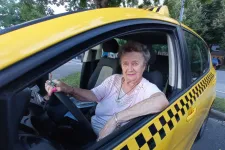 A 81 éves Ildikó néni éjjel taxizik, kiosztja a szemtelen utast, és ha muszáj, még ütni is nagyot tud