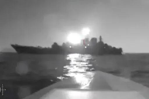 Videón az ukrán tengeri drón támadása, ami harcképtelenné tette az orosz hadihajót