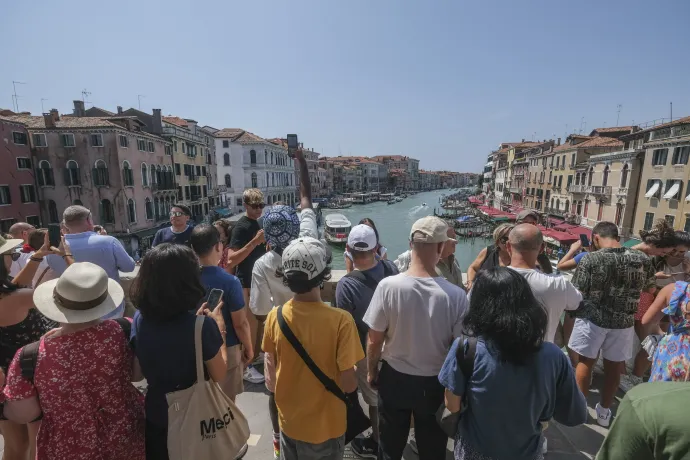 Turisták a Rialto-hídon, Velencében, 2023. augusztus 2-án – Fotó: Stefano Mazzola / Getty Images