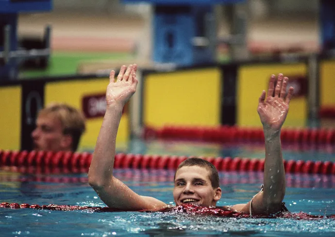 Darnyi Tamás ünnepli a férfi 400 méteres vegyes úszásban elért győzelmét 1988. szeptember 21-én a nyári olimpiai játékokon a dél-koreai Szöulban – Fotó: Tony Duffy / Getty Images