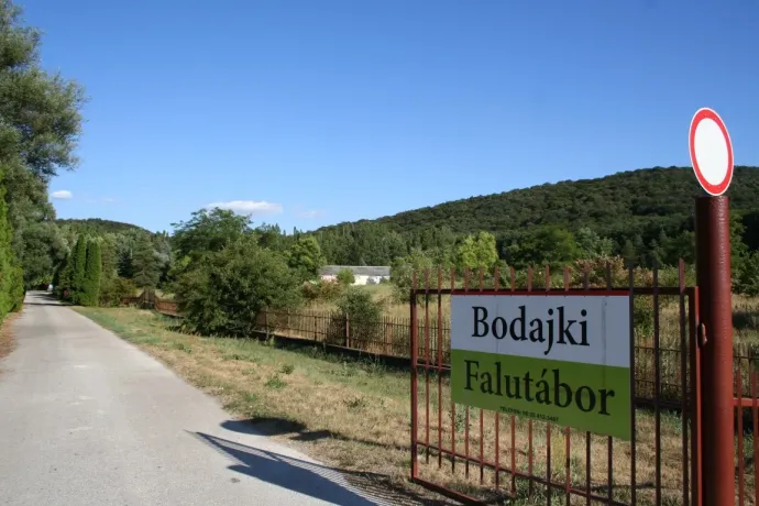 Két héttel a kezdés előtt ugrott a Szikra Mozgalom nyári táborának helyszíne, a fideszes polgármester tagadja, hogy bármi ráhatása lenne a döntésre