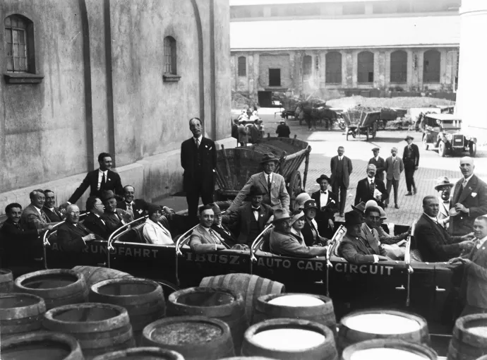 A Nemzetközi Orvostörténeti Kongresszus résztvevői a Dreher sörgyárban tartott gyárlátogatáson, 1929-ben – Forrás: Semmelweis Egyetem Levéltára / Fortepan