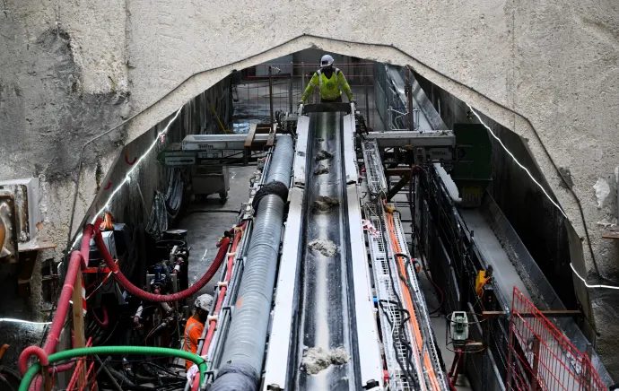 Nyolc kilométer hosszú alagutat ásnak Párizsban a munkások, hogy máshova juttassák a Szajnába vezetett szennyvizet – Fotó: Emmanuel Dunand / AFP