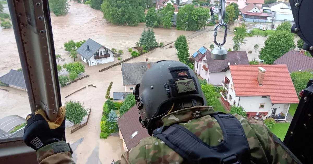 Ítéletidő Szlovéniában: helikopterrel mentik a háztetőkre menekült embereket