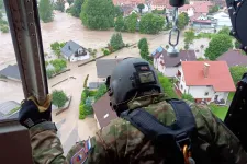 Ítéletidő Szlovéniában: helikopterrel mentik a háztetőkre menekült embereket
