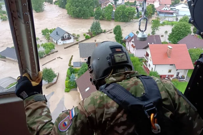 Ítéletidő Szlovéniában: helikopterrel mentik a háztetőkre menekült embereket