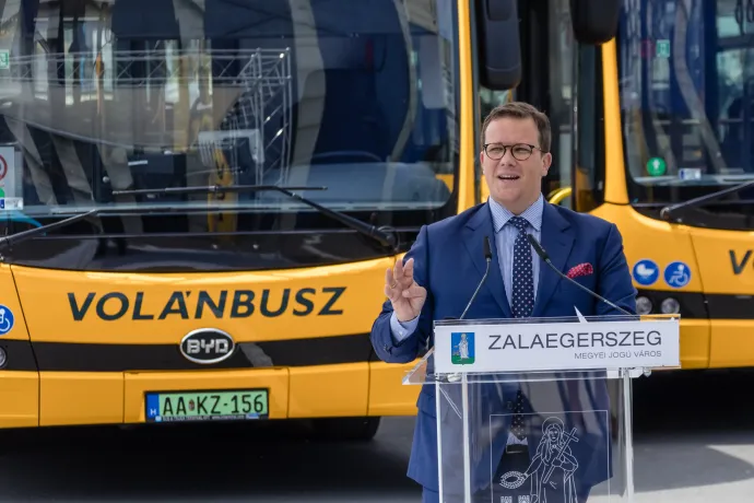 Pafféri Zoltán, a MÁV–Volán-csoport vezérigazgatója beszédet mond új elektromos autóbuszok átadásán Zalaegerszegen – Fotó: Katona Tibor / MTVA 