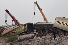 Kisiklott egy vonat Pakisztánban, legalább harmincan meghaltak