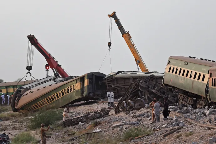 Kisiklott egy vonat Pakisztánban, legalább harmincan meghaltak