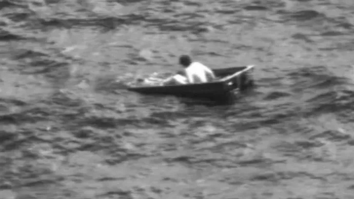 Charles Gregory a félig elmerült csónakban – Fotó: U.S. Coast Guard