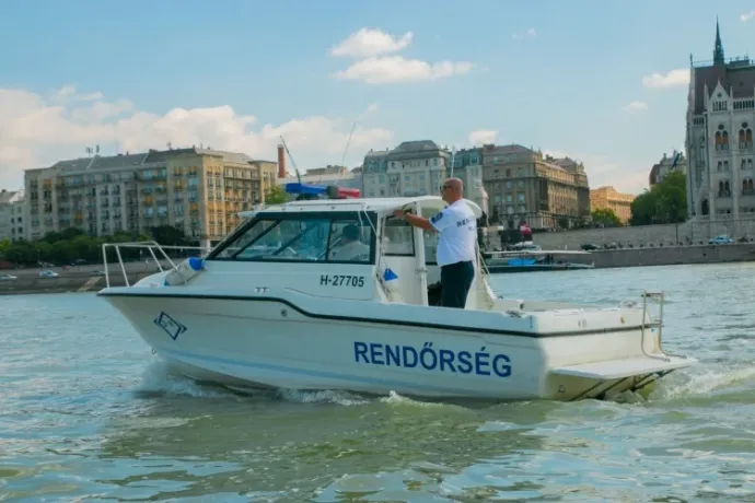 Két gyereket és egy férfit mentettek ki a Dunából a vízirendőrök