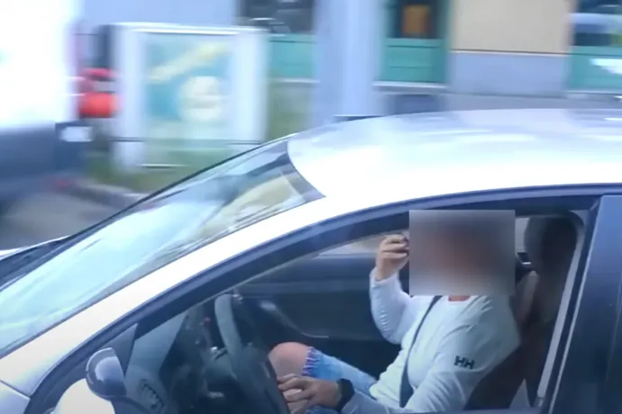 Vállalja a következményeket a telefonálás közben az anyósülésről vezető autósoktató