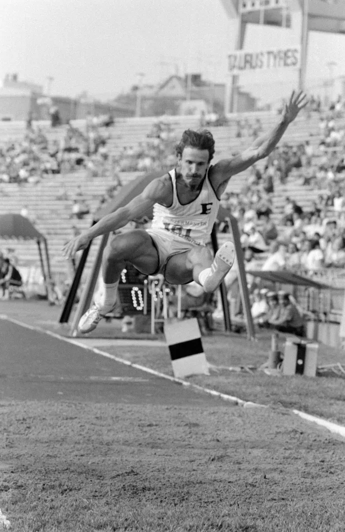 Szalma László az 1983-as Budapest Nagydíj nemzetközi atlétikai versenyen a Népstadionban, ahol 824 centiméteres ugrásával új országos csúcsot állított fel – Fotó: Németh Ferenc / MTI