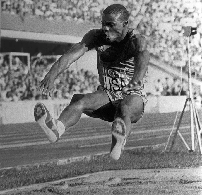 Az 1983. augusztus 10-i helsinki atlétikai világbajnokságon az amerikai Carl Lewis aranyérmet szerző ugrása – Fotó: LEHTIKUVA / AFP