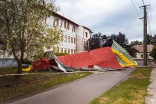 Lekapta a vihar a poroszlói általános iskola színes tetőszerkezetét