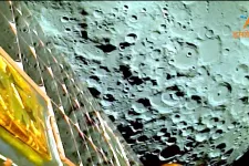 Kráteres képekkel kápráztat a Hold körül keringő indiai űrhajó