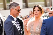 Gyógyíthatatlan betegségben meghalt Sandra Bullock párja