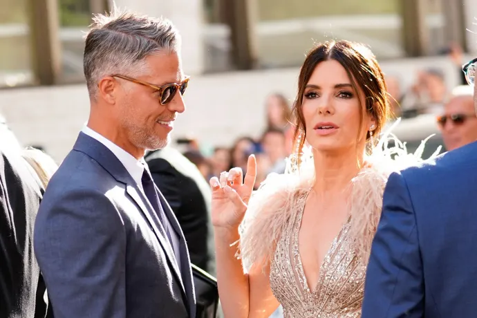 Gyógyíthatatlan betegségben meghalt Sandra Bullock párja