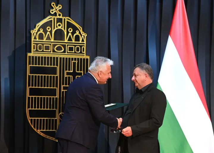 Semjén Zsolt nemzetpolitikáért felelős miniszterelnök-helyettes (b) átadja a Magyar Érdemrend tisztikeresztje kitüntetést Pesty László producernek az augusztus 20-i nemzeti ünnep alkalmából az Áder János köztársasági elnök által adományozott állami kitüntetések átadásán a Karmelitában 2021. augusztus 19-én – Fotó: Bruzák Noémi / MTVA