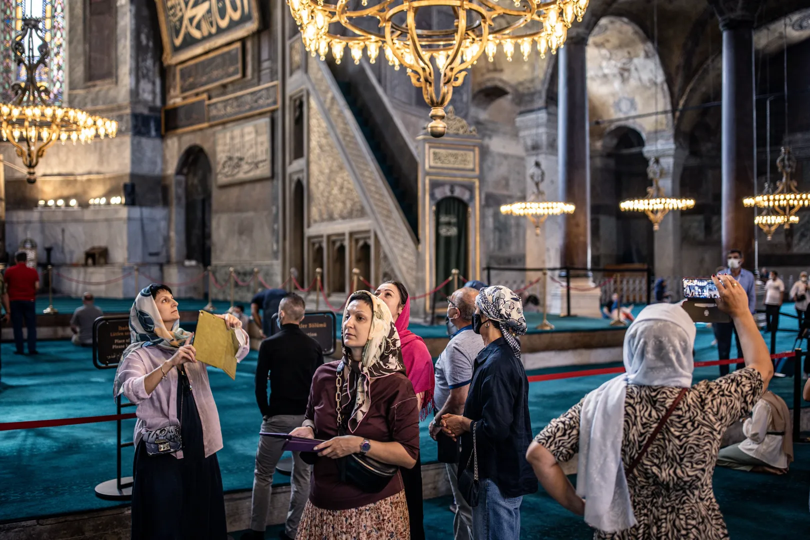 Turisták Ahmed szultán mecsetjében (kék mecset) Isztambulban, Törökországban – Fotó: Stiller Ákos