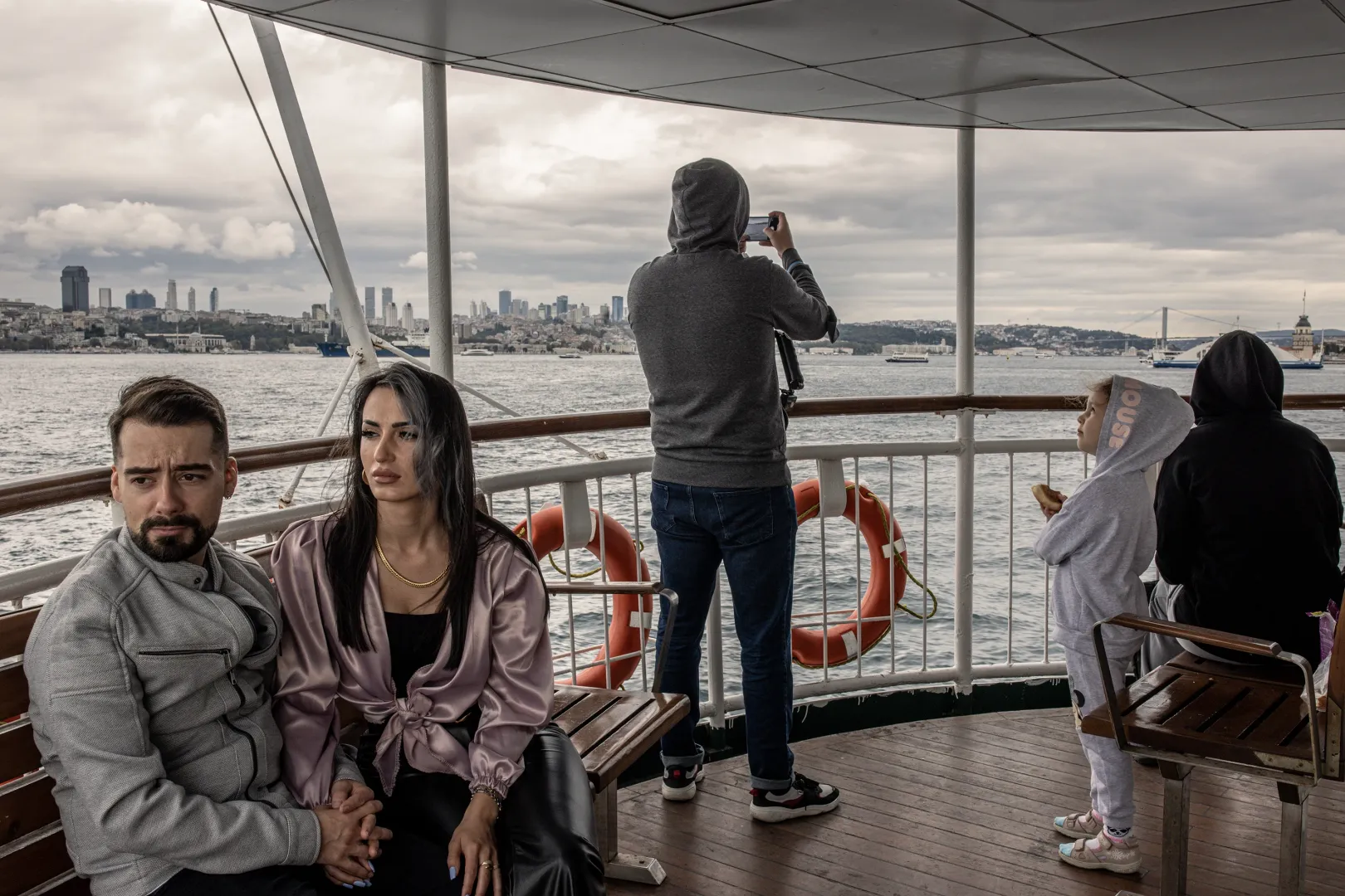 Turisták az európai és az ázsiai oldal között közlekedő kompon Isztambul partjainál – Fotó: Stiller Ákos