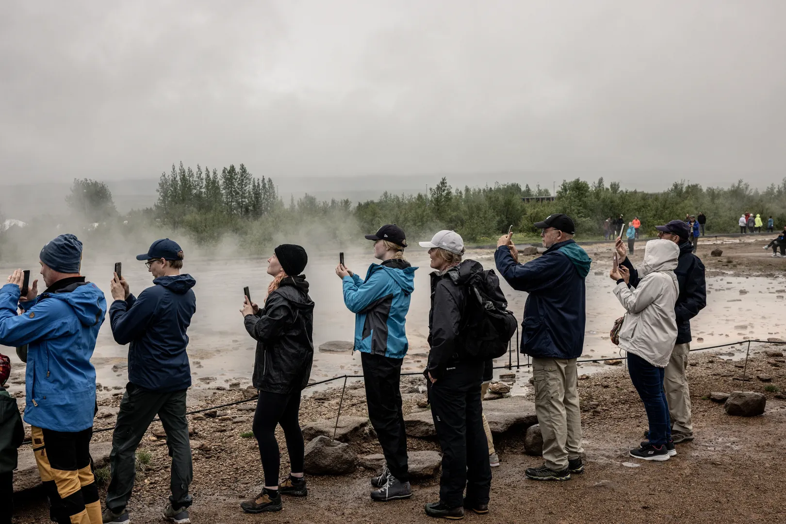 Gejzírt fényképező turisták Izlandon – Fotó: Stiller Ákos