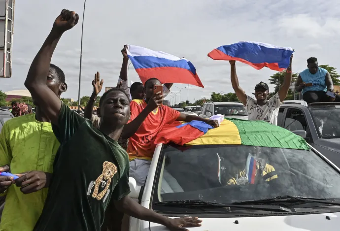 A puccsot támogató tüntetők orosz zászlókkal Niameyben 2023. augusztus 6-án – Fotó: AFP