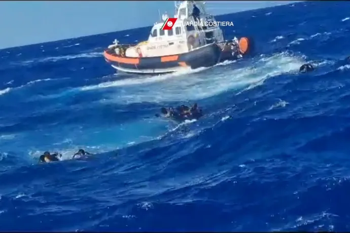 Elsüllyedt egy menekülteket szállító csónak a Földközi-tengeren, negyvenegyen meghaltak