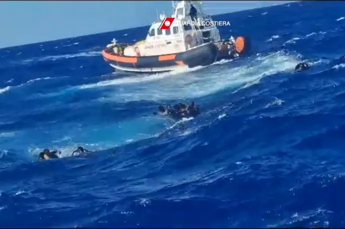 Az olasz parti őrség (Guardia Costeria) 2023. augusztus 5-én készített, Lampedusától délre zajló mentési művelet látható – Fotó: Italian Coastguard / AFP