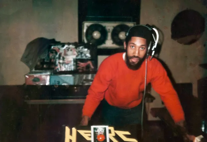 DJ Kool Herc a nyolcvanas években Bronxban, a Stafford’s Place Club egyik buliján – Forrás: Christie’s