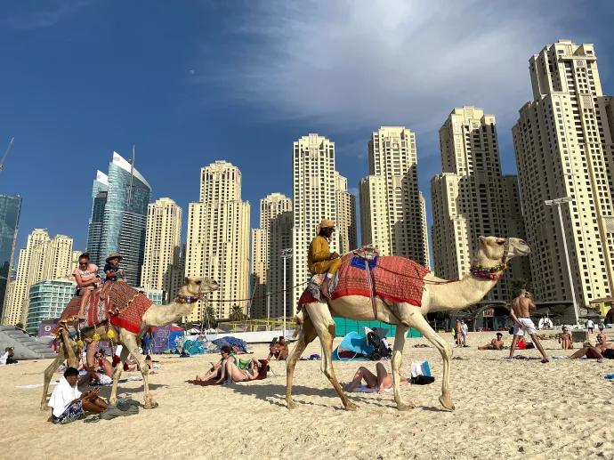 Turisták a dubaji Marina Beachen – Fotó: Paula Bronstein / Getty Images