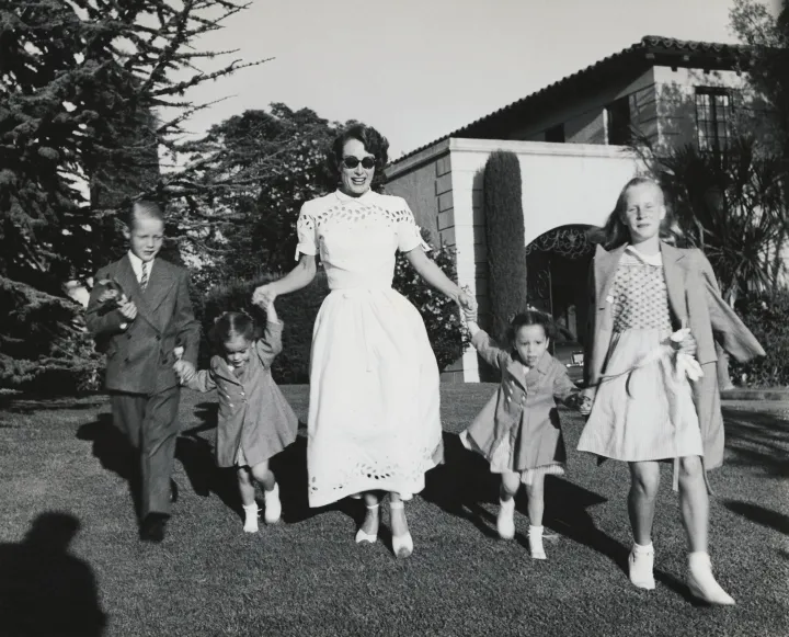 Joan Crawford színésznő és gyermekei, akik közül a legfiatalabbak, az ikerlányok, Cynthia és Cathy Georgia Tann közreműködésével kerültek a családhoz – Fotó: Bettmann / Getty Images