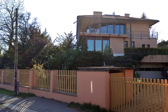950 millióért árulják Torgyán József egykori villáját